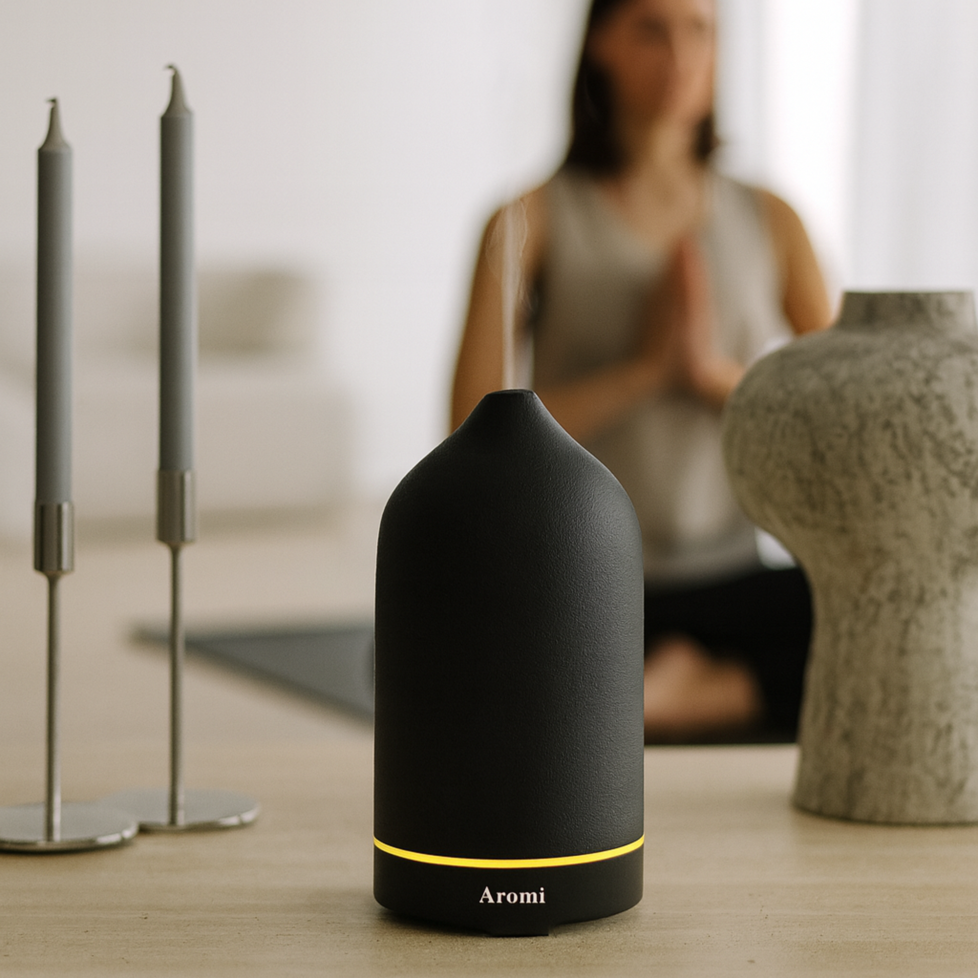 Diffuser svart, kvinna yoga i hemmamiljö, frontvy