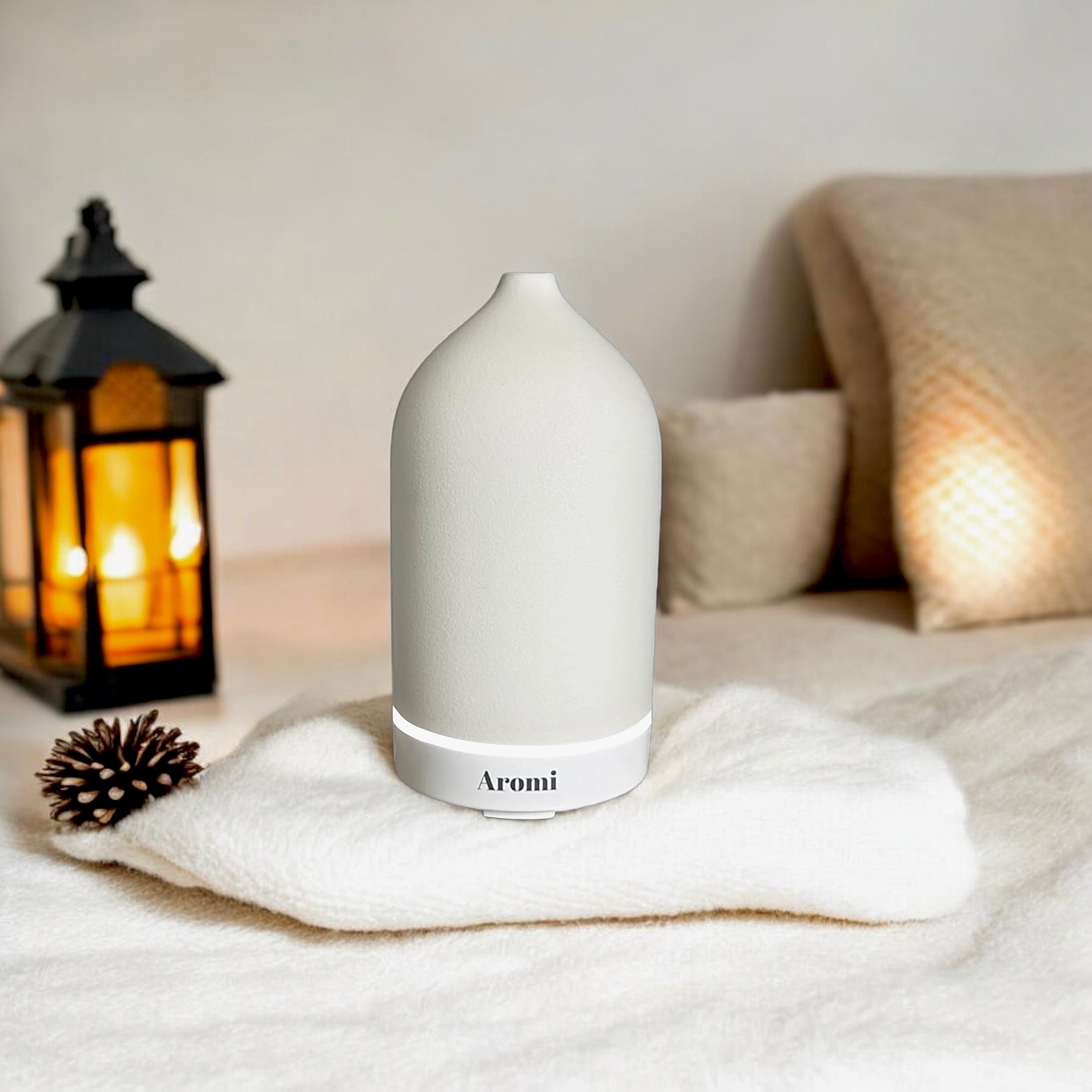 Vit diffuser, frontvy bild lite uppifrån med dekoration i bakgrunden