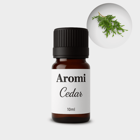 Cederträ eterisk olja, frontvy grå bakgrund