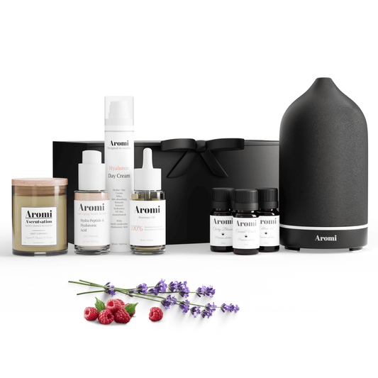 Svart diffuser, 3 eteriska oljor, rosmarinolja, hudserum, dagkräm och doftljus. Frontvy, vit bakgrund