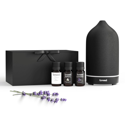 Svart diffuser och 3 eteriska oljor, frontvy vit bakgrund