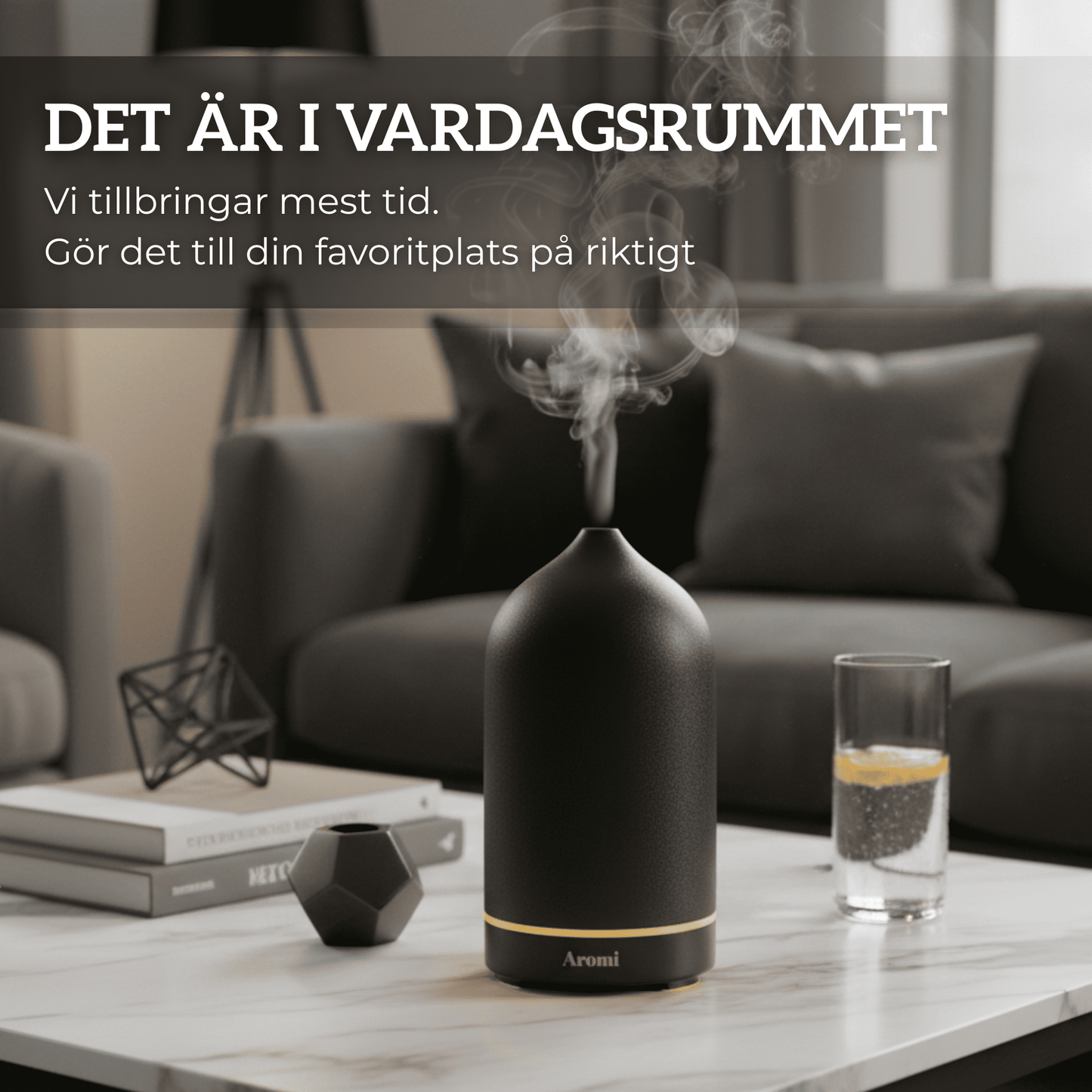 Svart keramisk diffuser i ett vardagsrum, frontvy