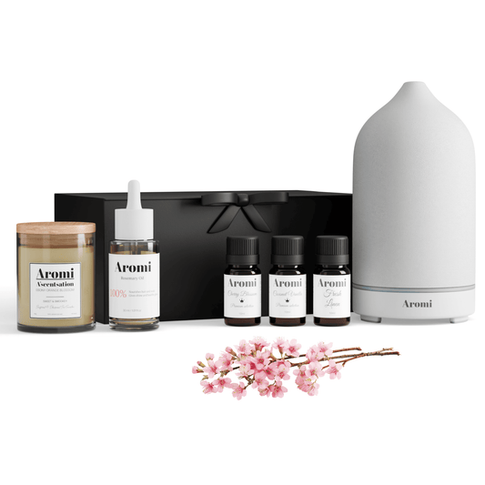 Diffuser, tre eteriska oljor, rosmarinolja och doftljus, vit bakgrund, frontvy